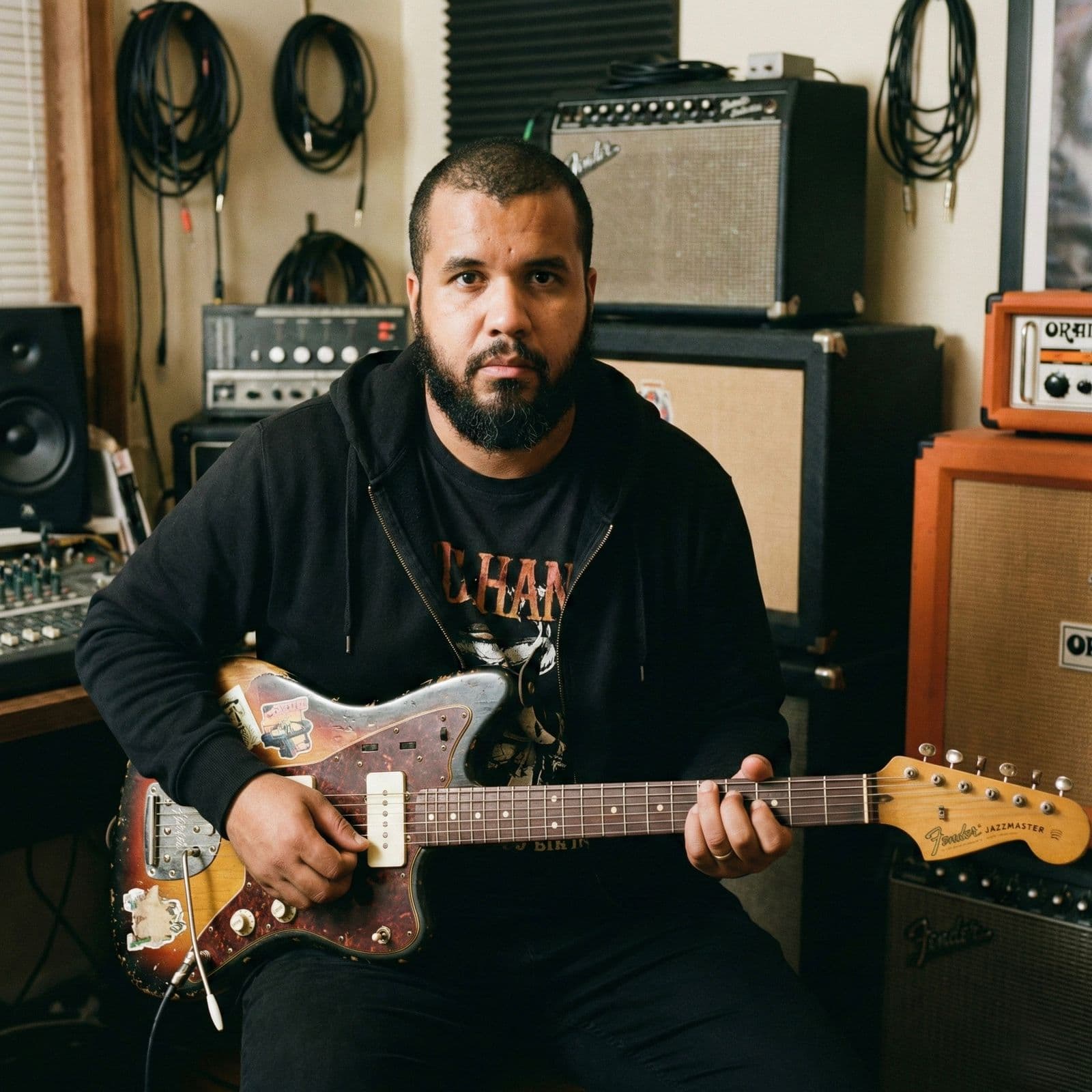 Leandro Borges Pereira — guitarrista no estúdio com Fender Jazzmaster